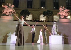Contemporary dance in the galleries of the Louvre Museum