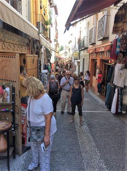 Exploring the historical twisty streets of the Albaicín (ancient quarter)