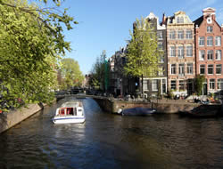 A spring sunny day, perfect for a canal cruise