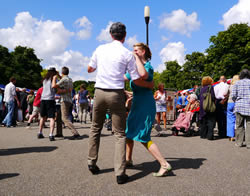 Young couple dancing in Frankendael park