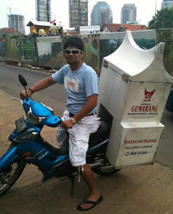 Pretending to be a food-delivery boy and seeing people's reaction, priceless