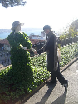 Hiya, Living Sculpture