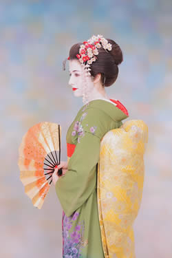 Meet Adrienne - Canadian expat in Japan - Dressed up in Kyoto as a Maiko