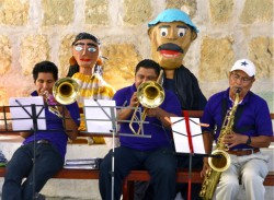 Monos supervising a banda during a festival.